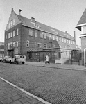 855409 Gezicht op de voor- en zijgevel van het Pastoor Schiltehuis (St.-Willibrordusstraat 13) te Utrecht.